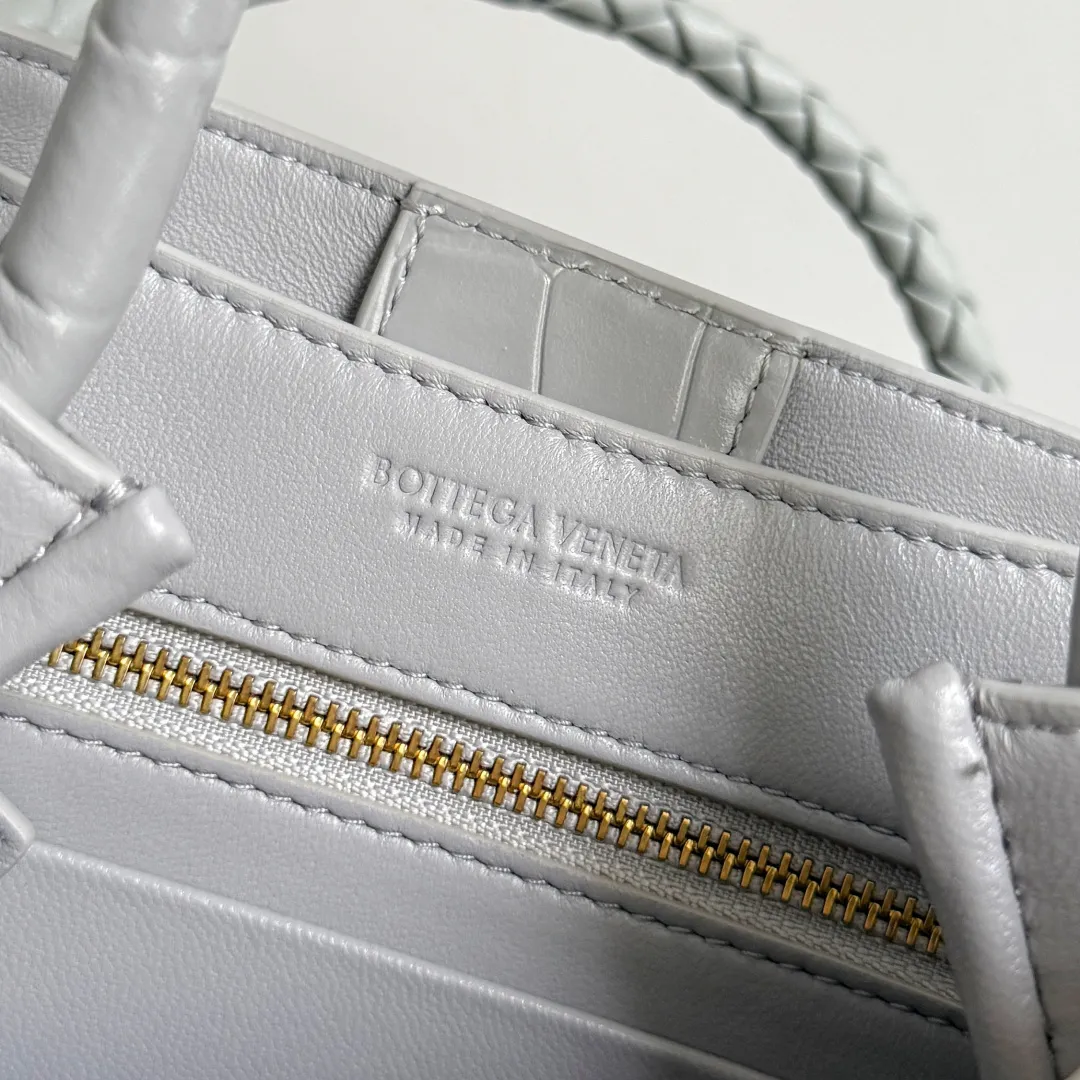Batch 2880 BOTTEGA VENETA crocodile leather mini andiamo is paired with a four-piece oak hardware set, making the entire bag more layered. As a classic model of the BV family, each innovation brings different surprises to fans. There are three ways to carry it with different makeup. Crocodile skin is called the gold in leather and is famous for its top luxury and rarity. During use, the luster of the crocodile skin will not fade or fade with time. No matter how long it is used, it will still remain new. And because each crocodile skin is different, the effect of each crocodile leather bag is different. Style number: 777614+wood hardware Size: 22*15.5*9cm